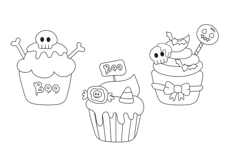 Tre Halloween-cupcakes med kranier, slik, knogler og små spøgelser.